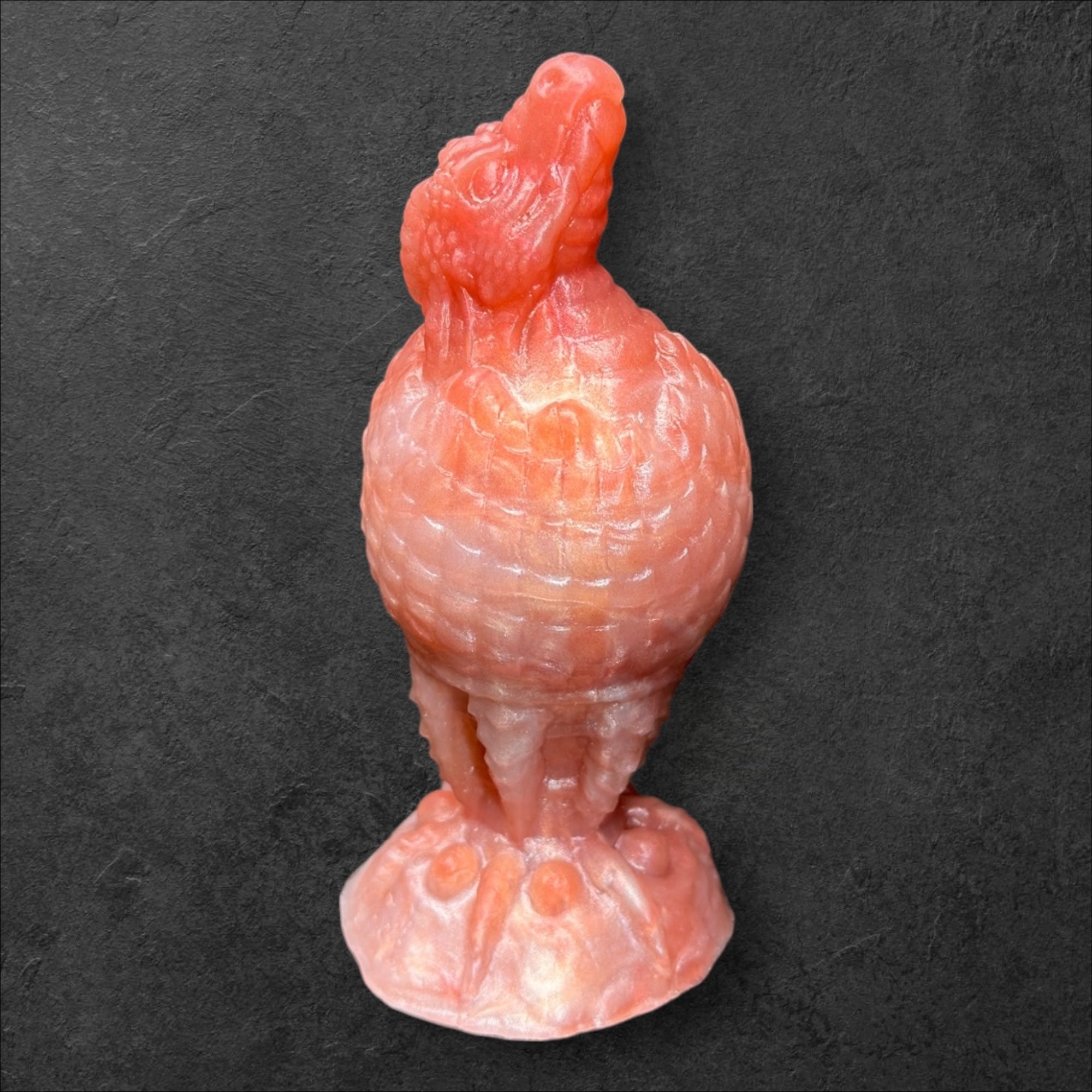 The Fire Egg Fantasy Plug. Strukturiertes Drachenei mit Schlupfkopf an der Spitze und skulptierter Drachenkrallensicherheitsbasis. Platin-Silikon von ClimaxLab.