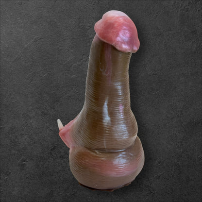 Gorgash Ork Dildo mit dickem Umfang und rauer Hautstruktur. Massive Barbaren-Ästhetik. Platinum-Silikon Fantasy Spielzeug für Größenliebhaber.