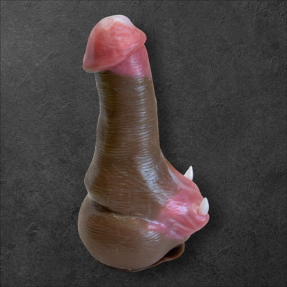 Gorgash Ork Dildo mit dickem Umfang und rauer Hautstruktur. Massive Barbaren-Ästhetik. Platinum-Silikon Fantasy Spielzeug für Größenliebhaber.