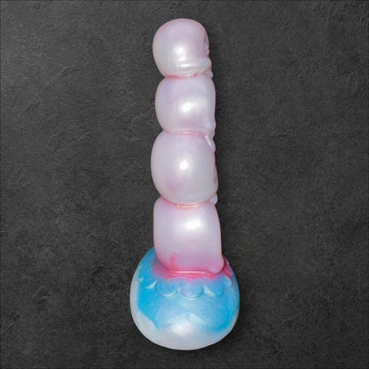 Tower of Souls Dildo mit gestapelter Schädel-Textur. Platinum-Silikon Fantasy Spielzeug von ClimaxLab.