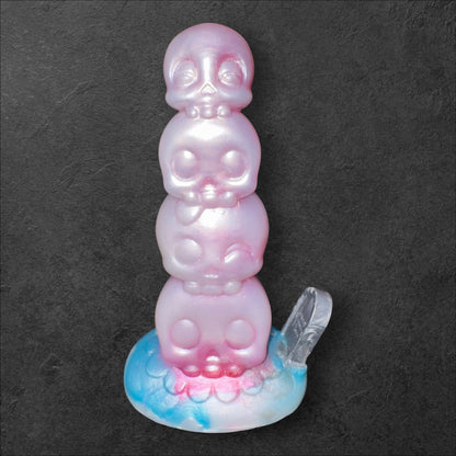 Tower of Souls Dildo mit gestapelter Schädel-Textur. Platinum-Silikon Fantasy Spielzeug von ClimaxLab.
